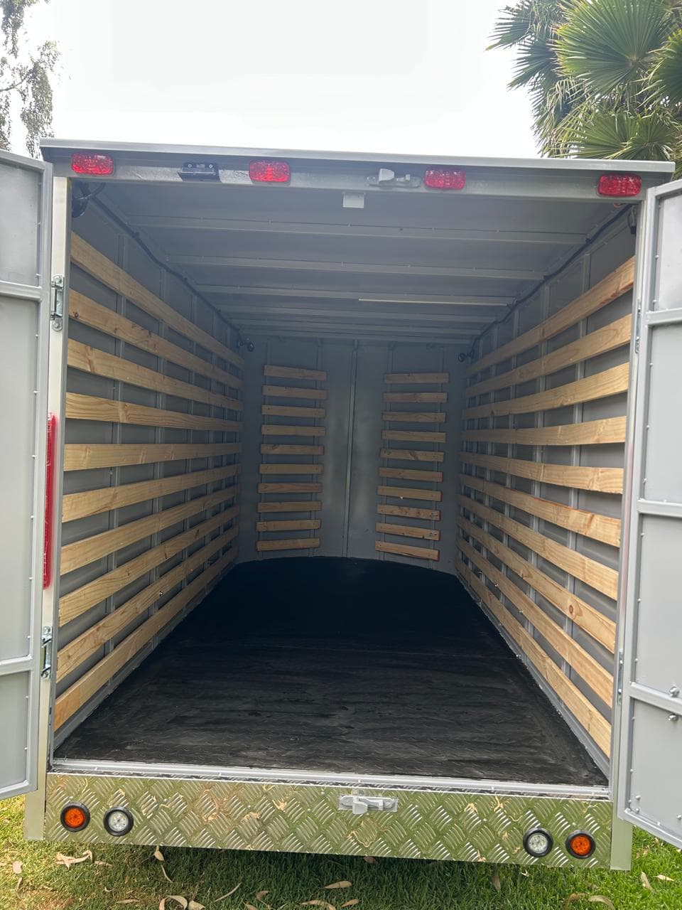 Carro de arrastre con compuerta abierta